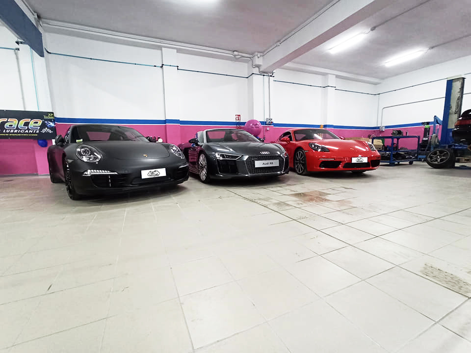 Tre auto sportive all'interno dell'officina
