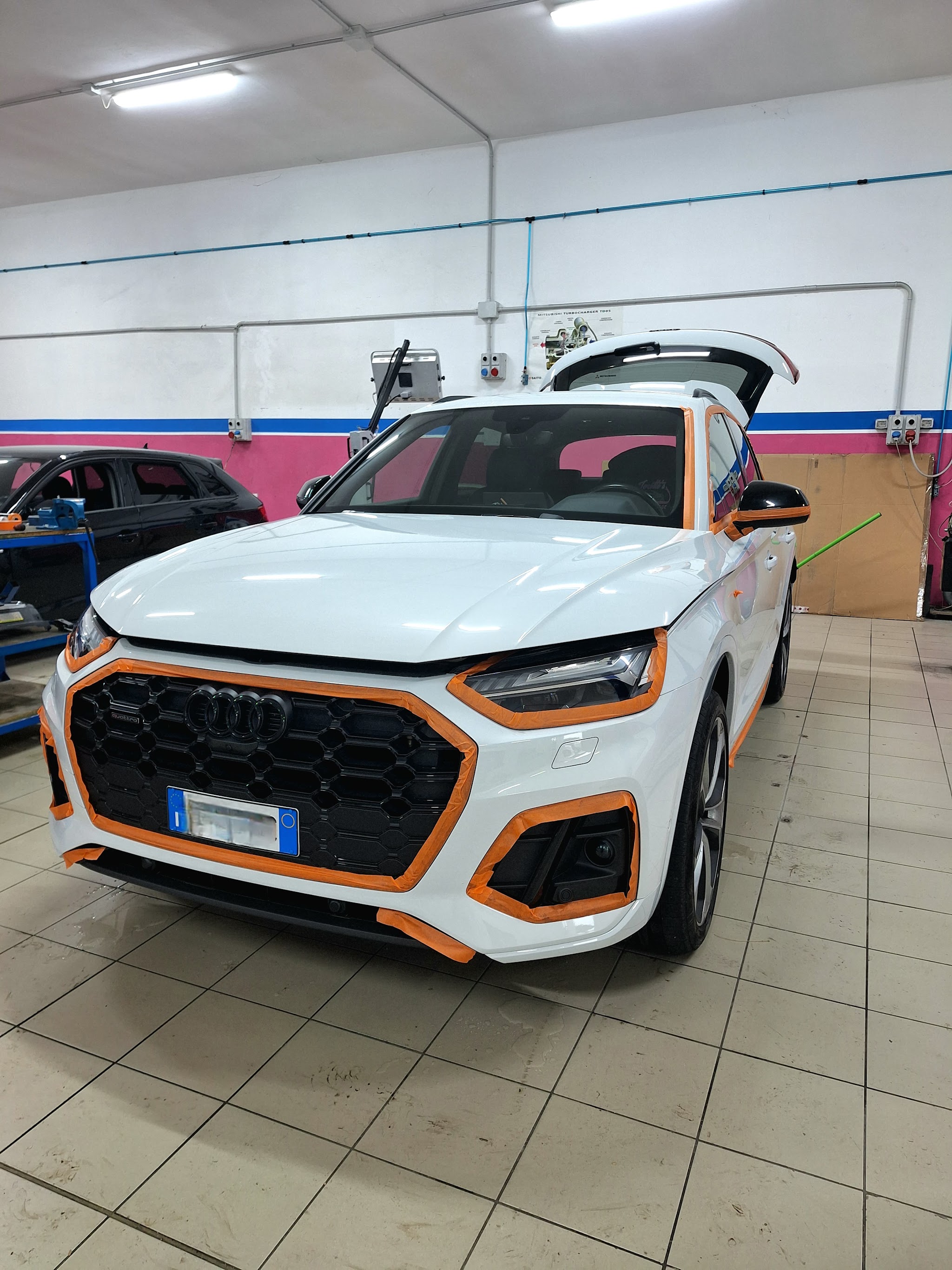 Audi mascherata durante la preparazione
