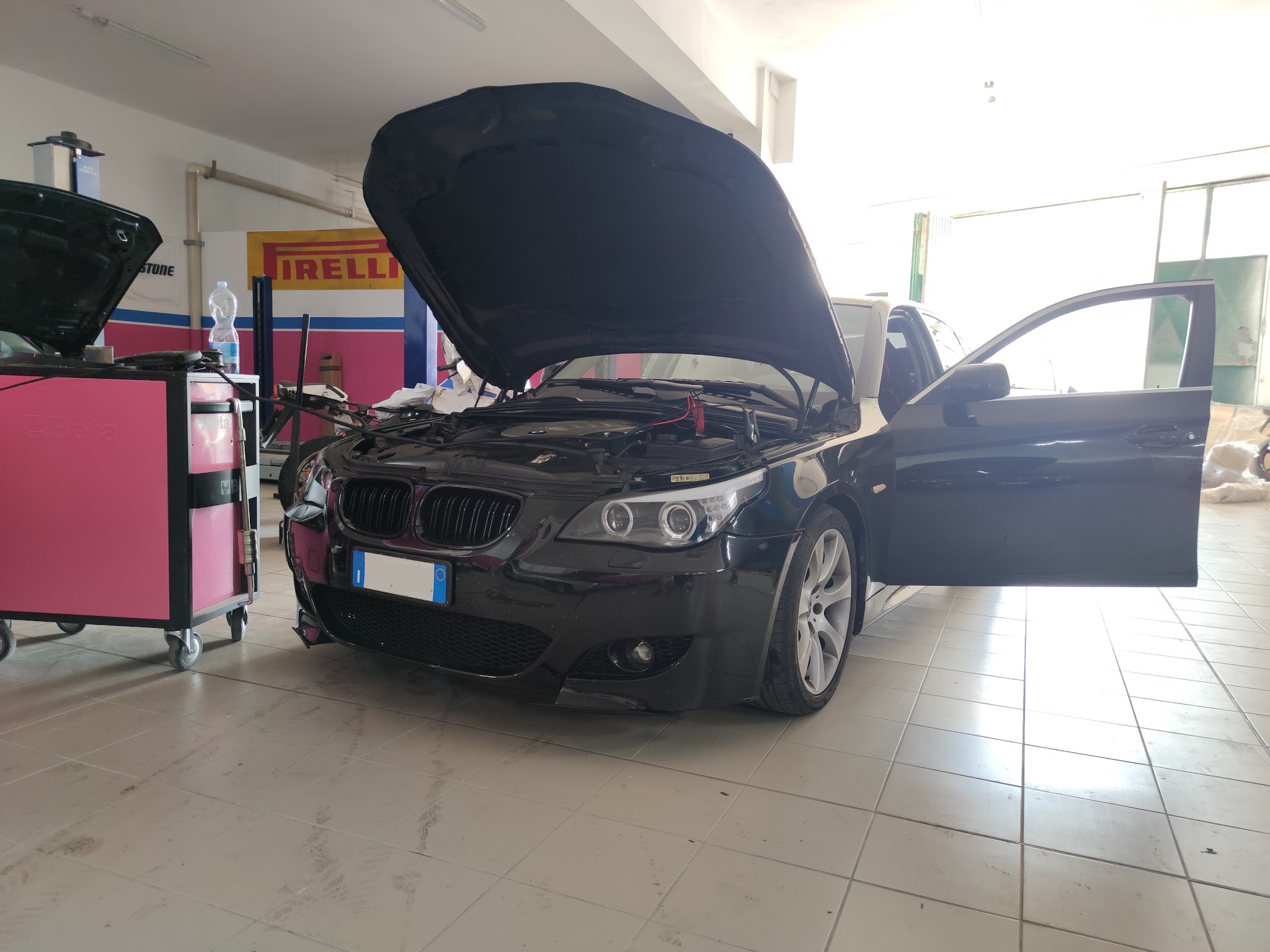 Auto in lavorazione all'interno dell'officina