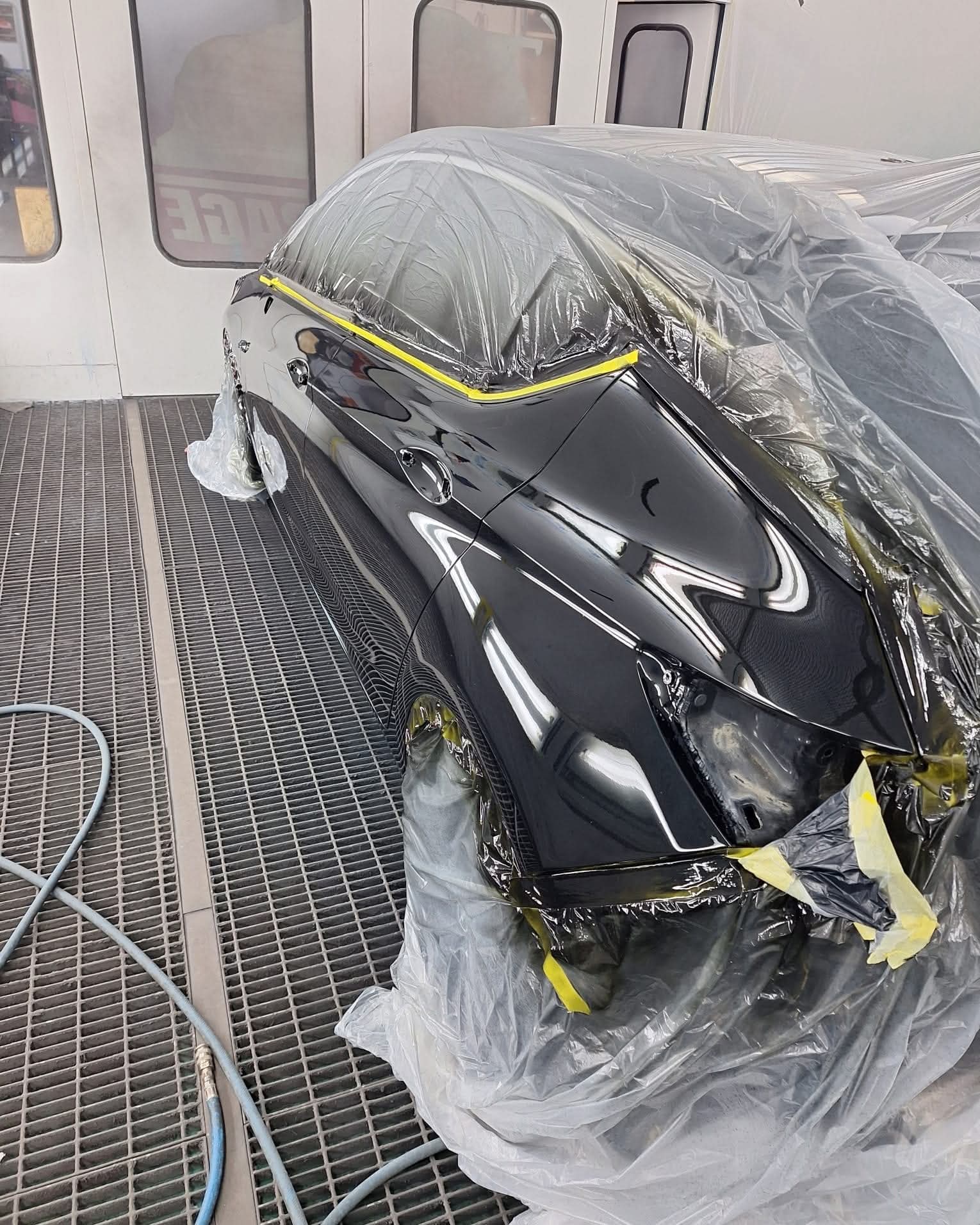 Dettaglio di un'auto mascherata per la verniciatura