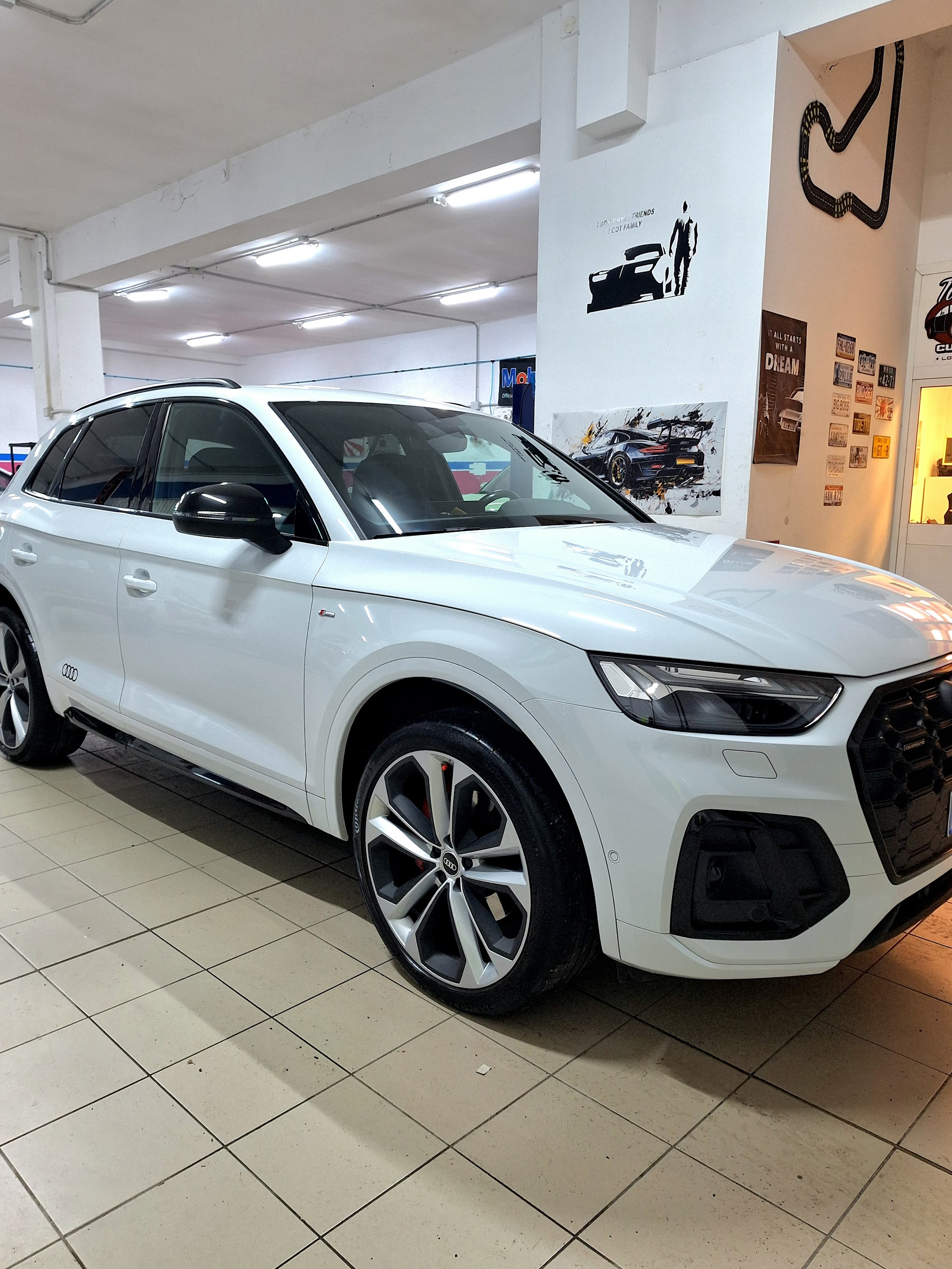 Audi bianca all'interno della carrozzeria