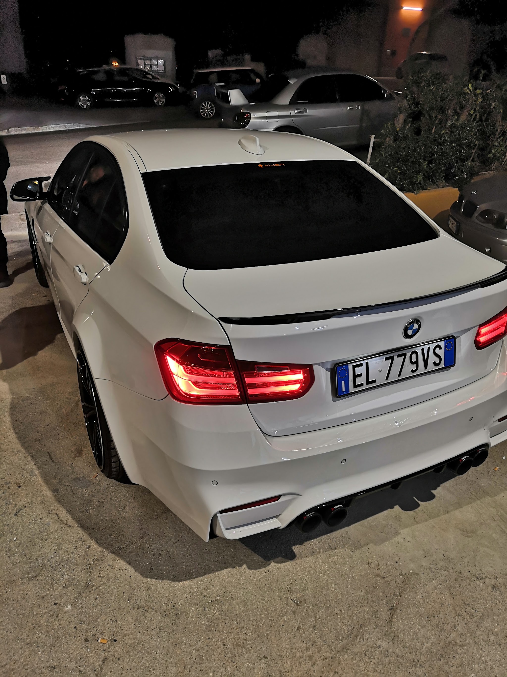 BMW bianca con finitura completata